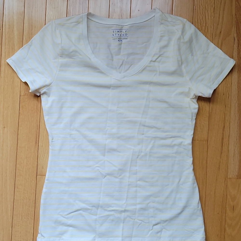 Short sleeve yellow/cream striped tee.